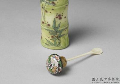 图片[3]-Glass-body painted enamel snuff bottle in the shape of a bamboo section, Yongzheng reign (1723-1735), Qing dynasty-China Archive